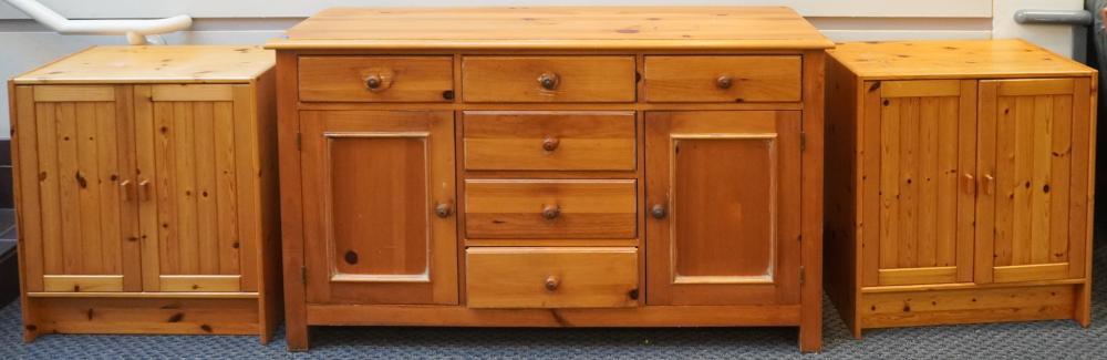 KNOTTY PINE DRESSER AND PAIR SIDE 2e627e