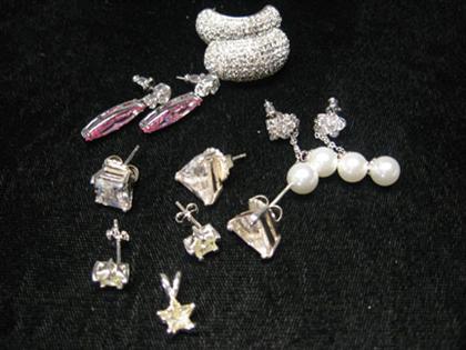 Group of six pairs of costume earrings 49f9d