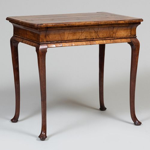 GEORGE I WALNUT SIDE TABLEFitted 2e3cbf