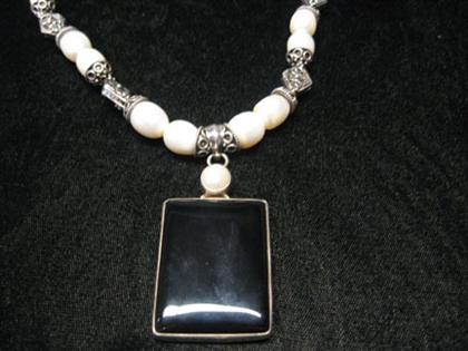 Pearl and onyx necklace    Baroque pearl