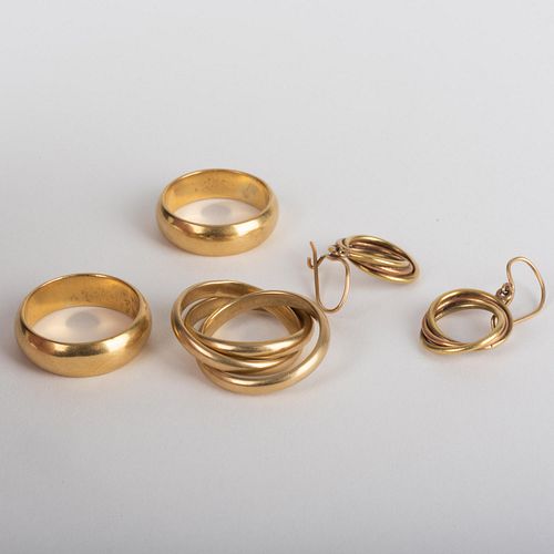 GROUP OF GOLD JEWELRYComprising 2e3eee