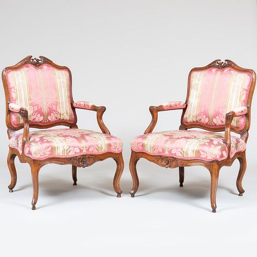 PAIR OF LOUIS XV STYLE CARVED WALNUT 2e4252