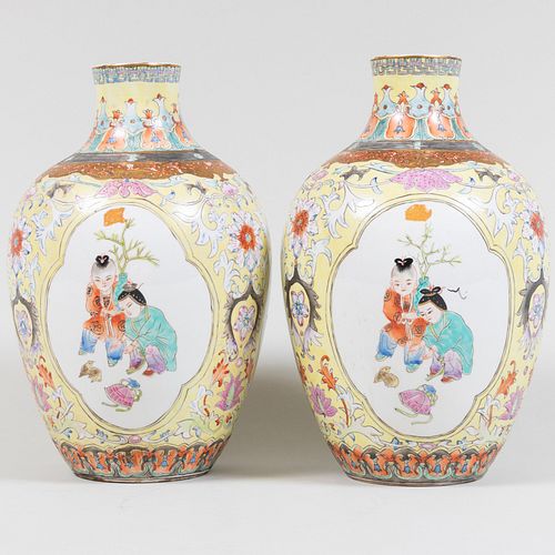 PAIR OF CHINESE FAMILLE ROSE YELLOW
