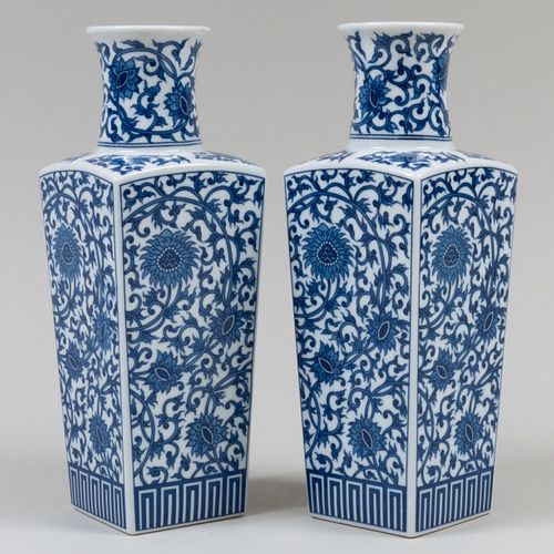 PAIR OF CHINESE BLUE AND WHITE 2e43dd