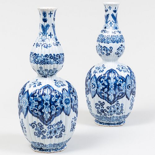 PAIR OF BLUE AND WHITE DELFT RIBBED