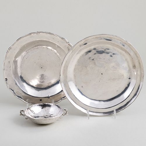 GROUP OF COLONIAL SILVER ARTICLESUnmarked.

Comprising:

Two