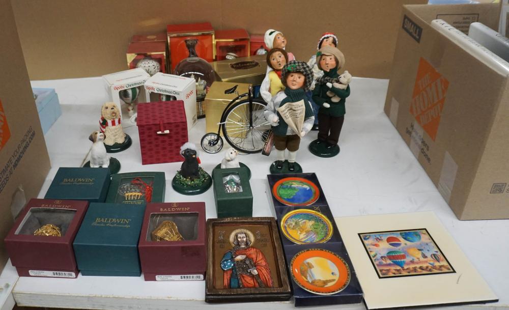 GROUP OF ASSORTED CHRISTMAS DECORATIONS,