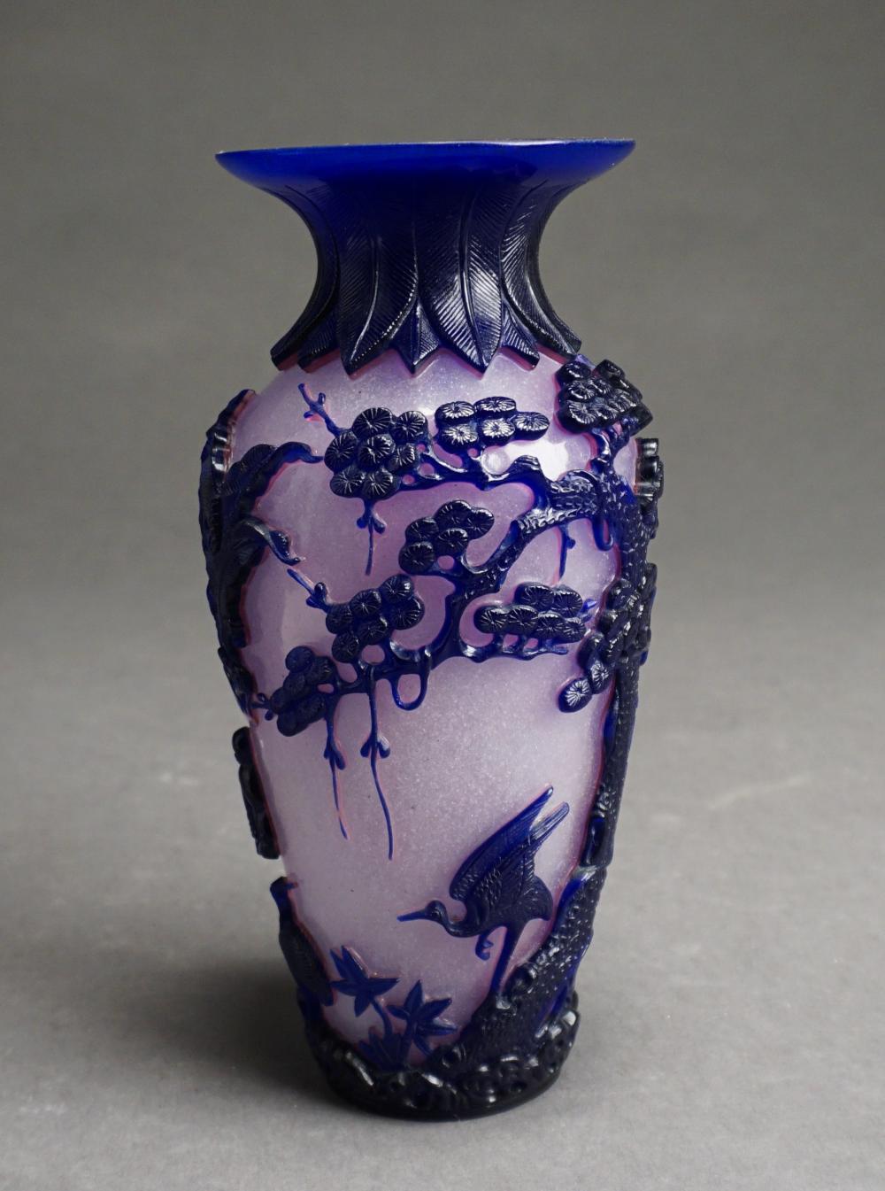 CHINESE PEKING GLASS VASE WITH 2e4669