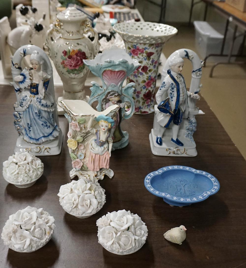 GROUP OF ASSORTED PORCELAIN FIGURINES 2e48cc