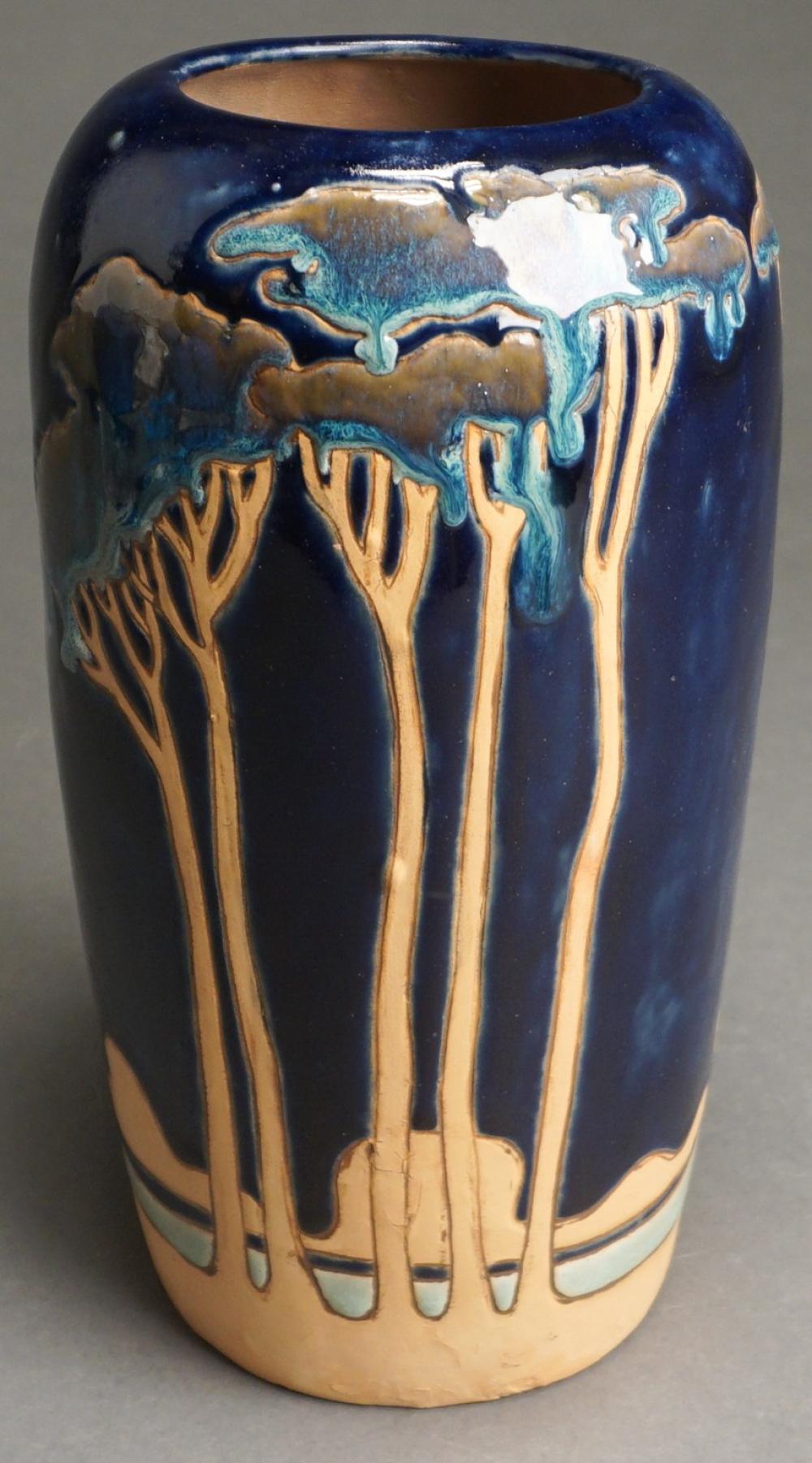 NEWCOMB STYLE DECORATED POTTERY 2e4957