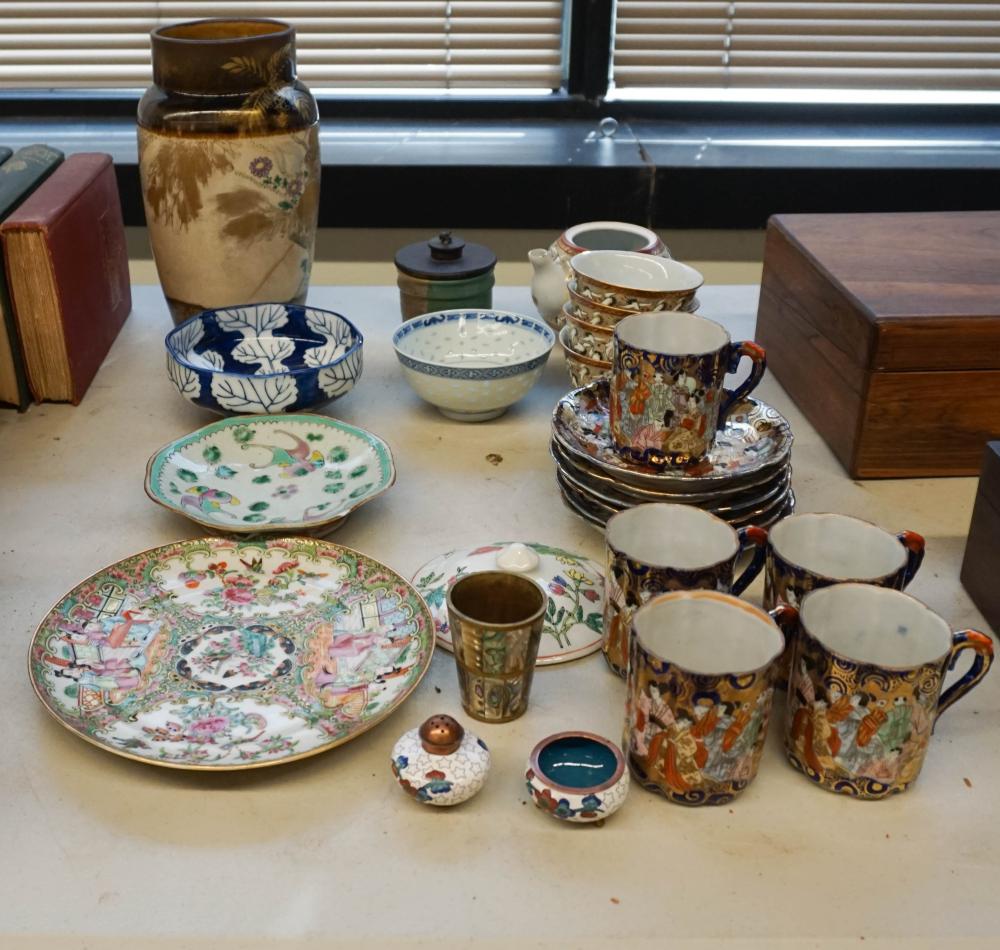 COLLECTION OF ASIAN PORCELAIN TABLE 2e4abf