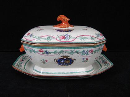 Chinese export porcelain tureen    With