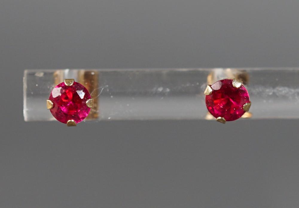 14 KARAT YELLOW GOLD AND RUBY STUD 2e7355