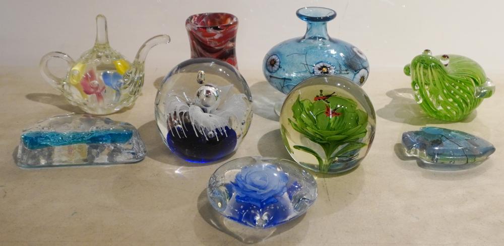 GROUP OF GLASS PAPERWEIGHTS AND 2e746a