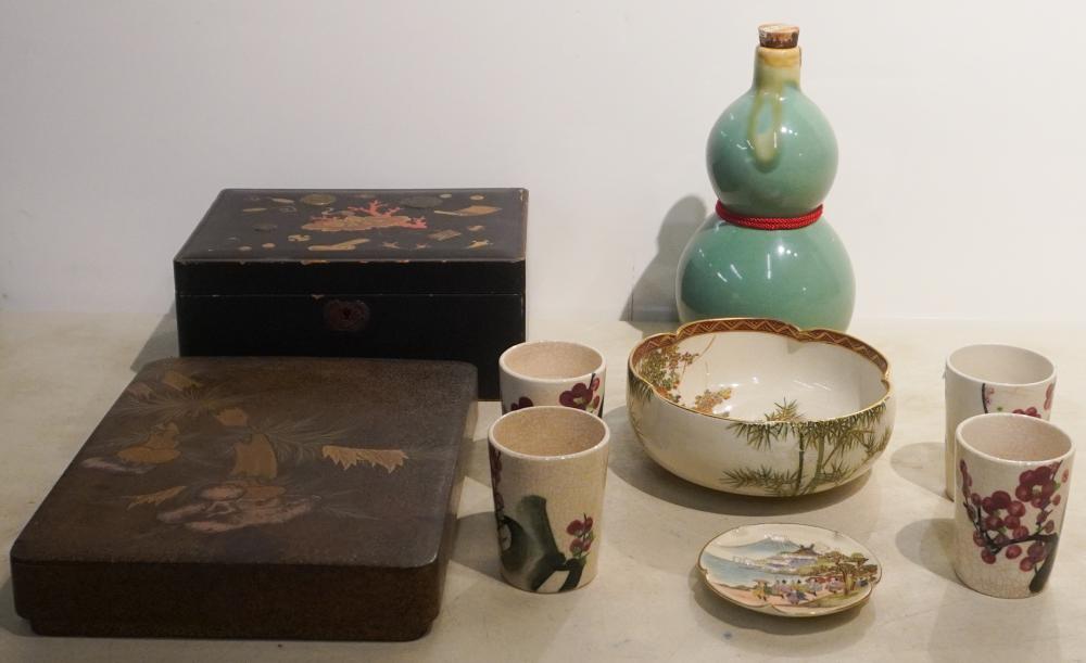 GROUP OF JAPANESE CERAMIC AND WOOD 2e746e