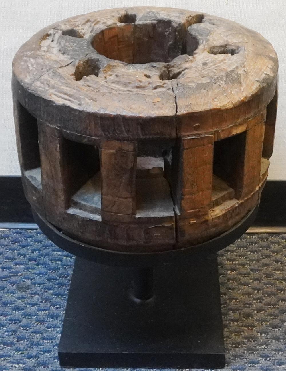 WOODEN WHEEL GEAR ON METAL STAND 2e7555