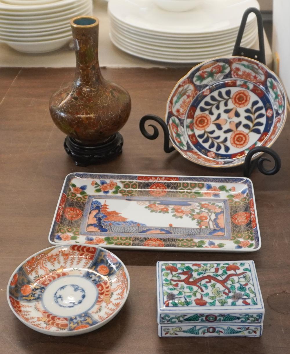 GROUP OF JAPANESE PORCELAIN AND