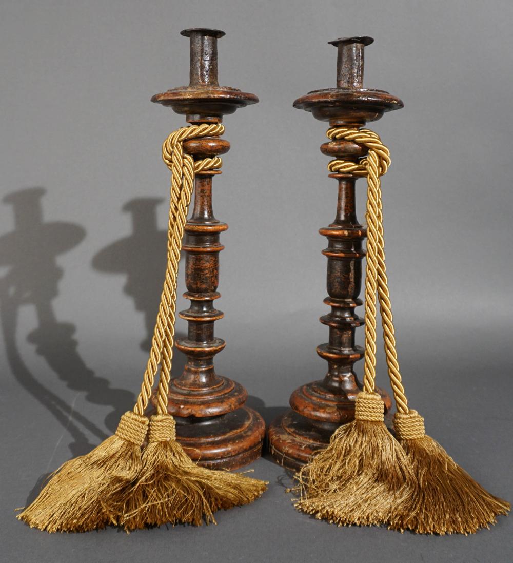 PAIR CONTINENTAL TURNED WOOD CANDLESTICKS  2e7822