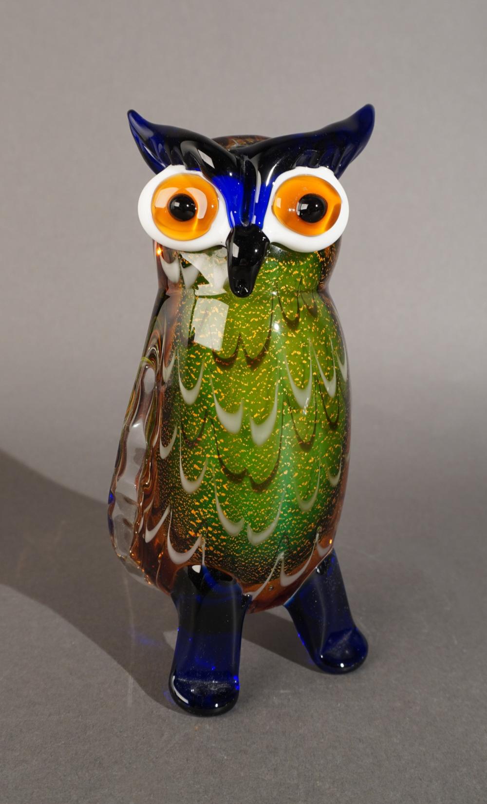 ART GLASS FIGURE OF AN OWL, H: