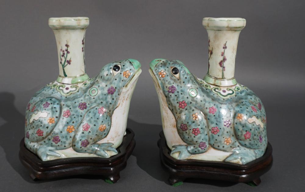 PAIR CHINESE EXPORT TYPE FROG-FORM