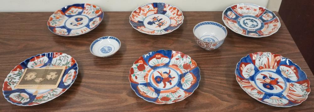 SIX JAPANESE IMARI BOWLS, AND COVERED