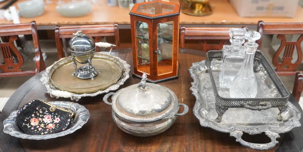 COLLECTION OF SILVER PLATE A TABLE 2e7c67