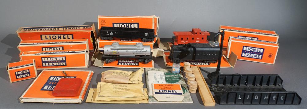 COLLECTION OF LIONEL MODEL TRAINS, TRACKS