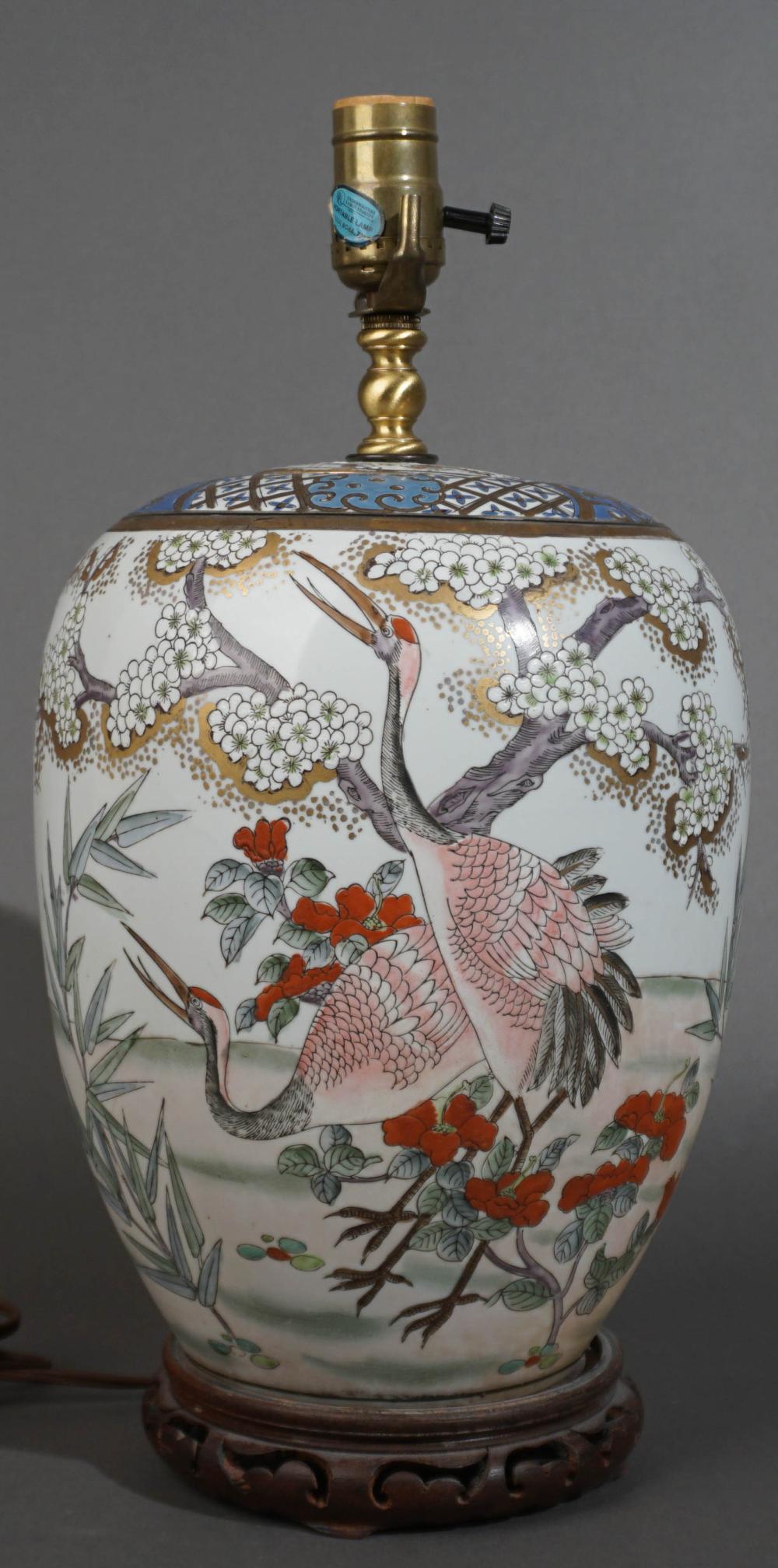 JAPANESE PORCELAIN COVERED JAR 2e7e72