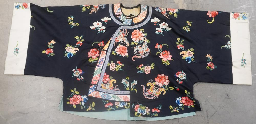 CHINESE EMBROIDERED SILK ROBEChinese 2e7e94