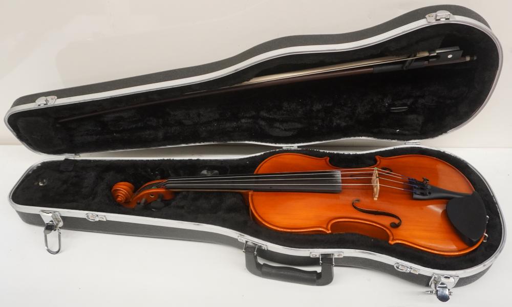 TWO VIOLINS WITH CARRYING CASESTwo 2e7ed8