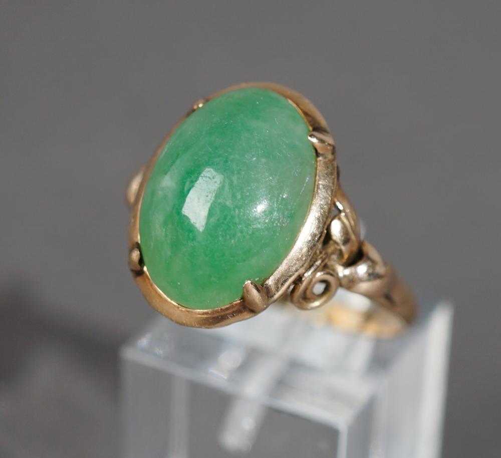 14 KARAT YELLOW GOLD AND JADE RING  2e8200