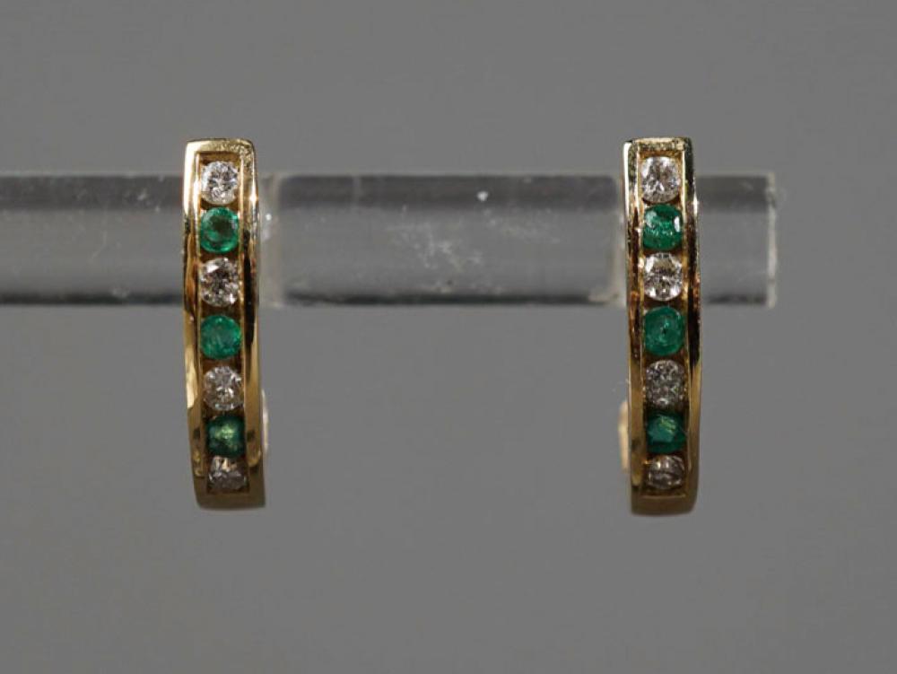 PAIR OF 14 KARAT YELLOW GOLD EMERALD 2e820a