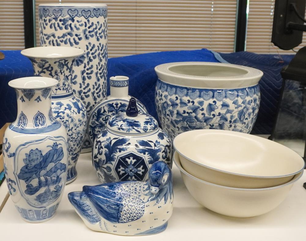 GROUP OF BLUE AND WHITE PORCELAIN 2e82e2