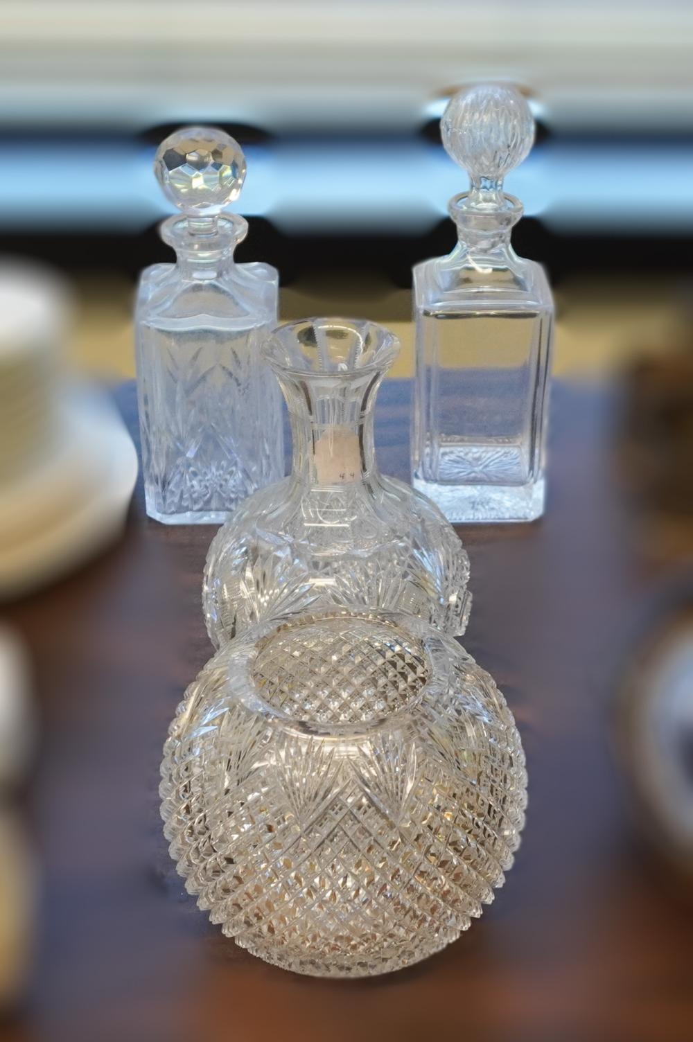 TWO CRYSTAL SQUARE DECANTERS CARAFE  2e83aa