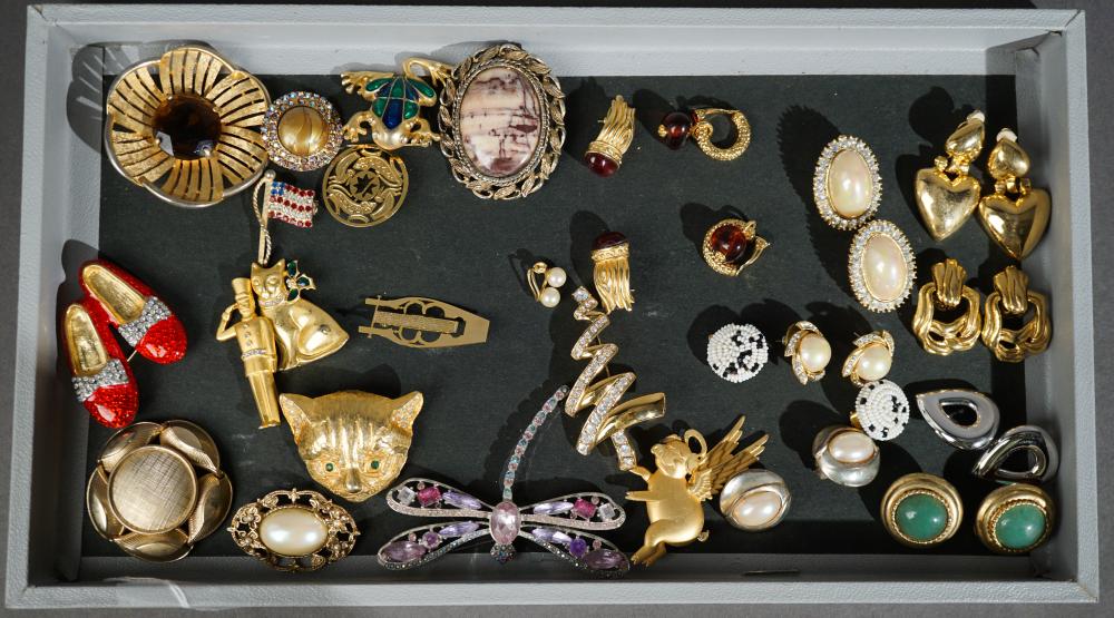 COLLECTION OF VINTAGE COSTUME BROOCHES