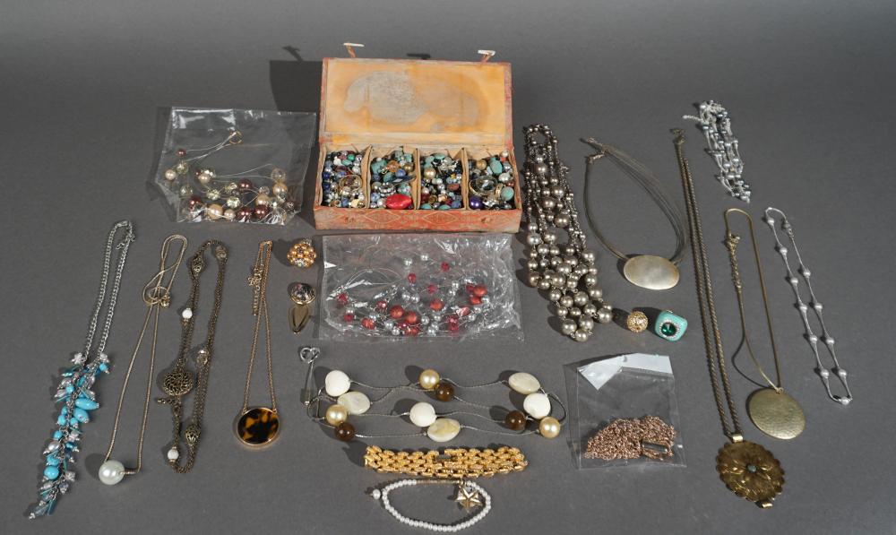 GROUP OF ASSORTED COSTUME JEWELRYGroup 2e847d