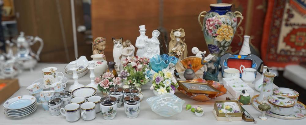 COLLECTION OF MOSTLY CERAMIC TABLE ARTICLESCollection