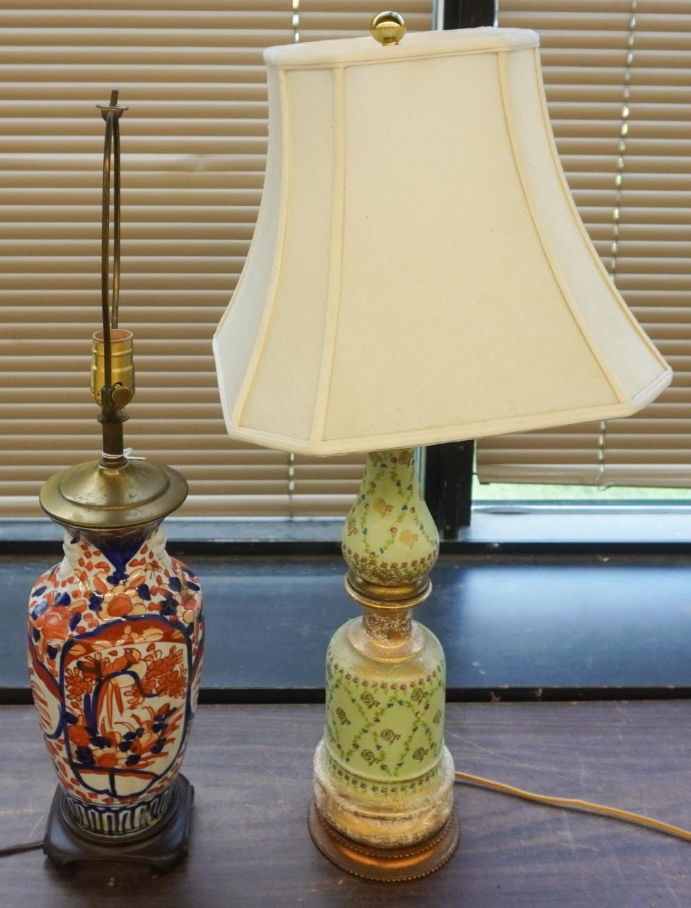 TWO CERAMIC TABLE LAMPS: IMARI