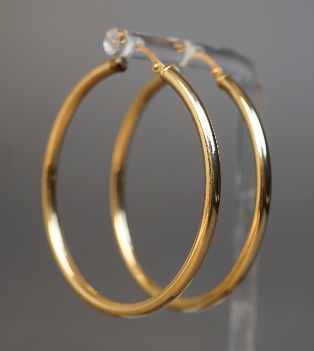 PAIR OF 14 KARAT YELLOW GOLD HOLLOW 2e889a