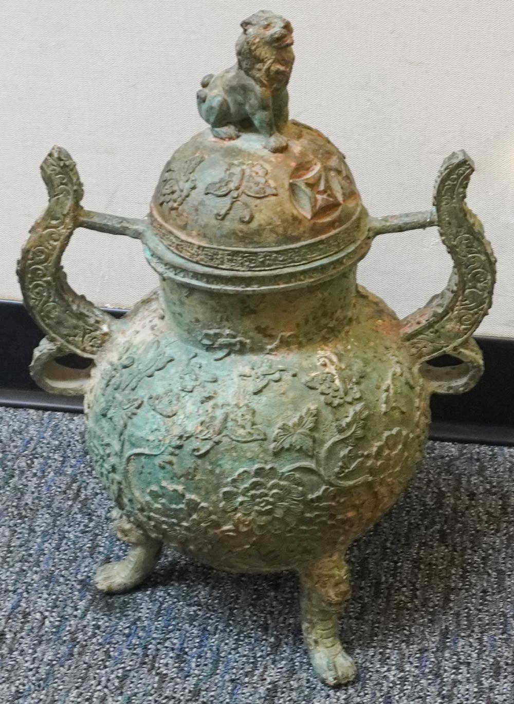 CHINESE ARCHAIC STYLE COVERED VESSEL  2e894c