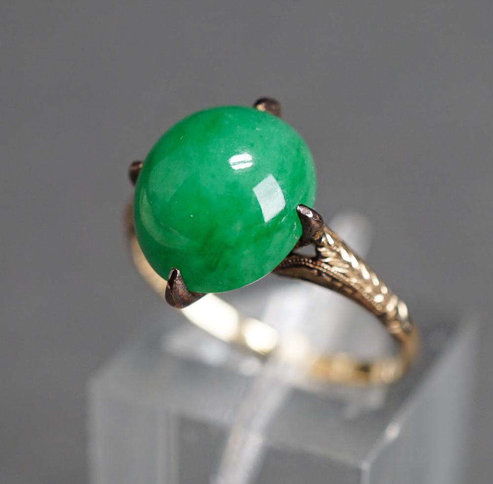 18 KARAT YELLOW GOLD AND JADE RING 2e6383