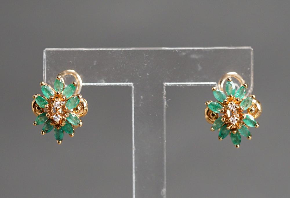 PAIR OF 14 KARAT YELLOW GOLD EMERALD 2e6398