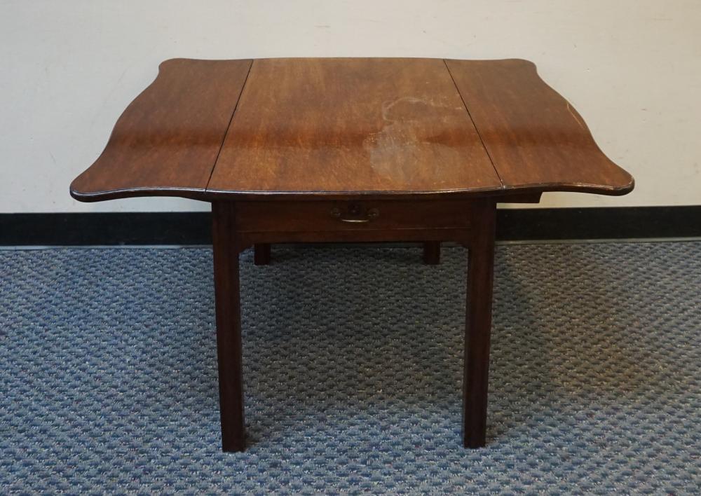 GEORGE III MAHOGANY PEMBROKE TABLE