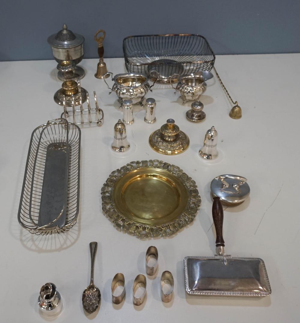 COLLECTION OF ASSORTED SILVERPLATE 2e64b3