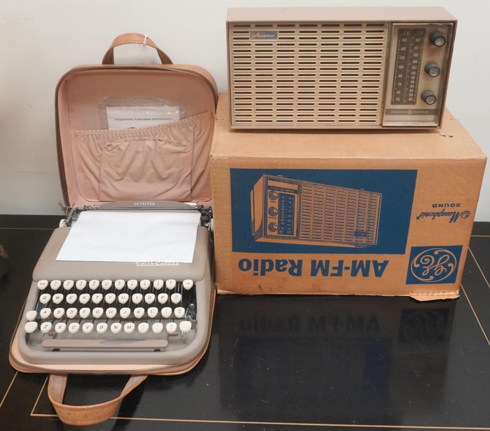 SMITH CORONA SKYWRITER TYPEWRITER 2e657d