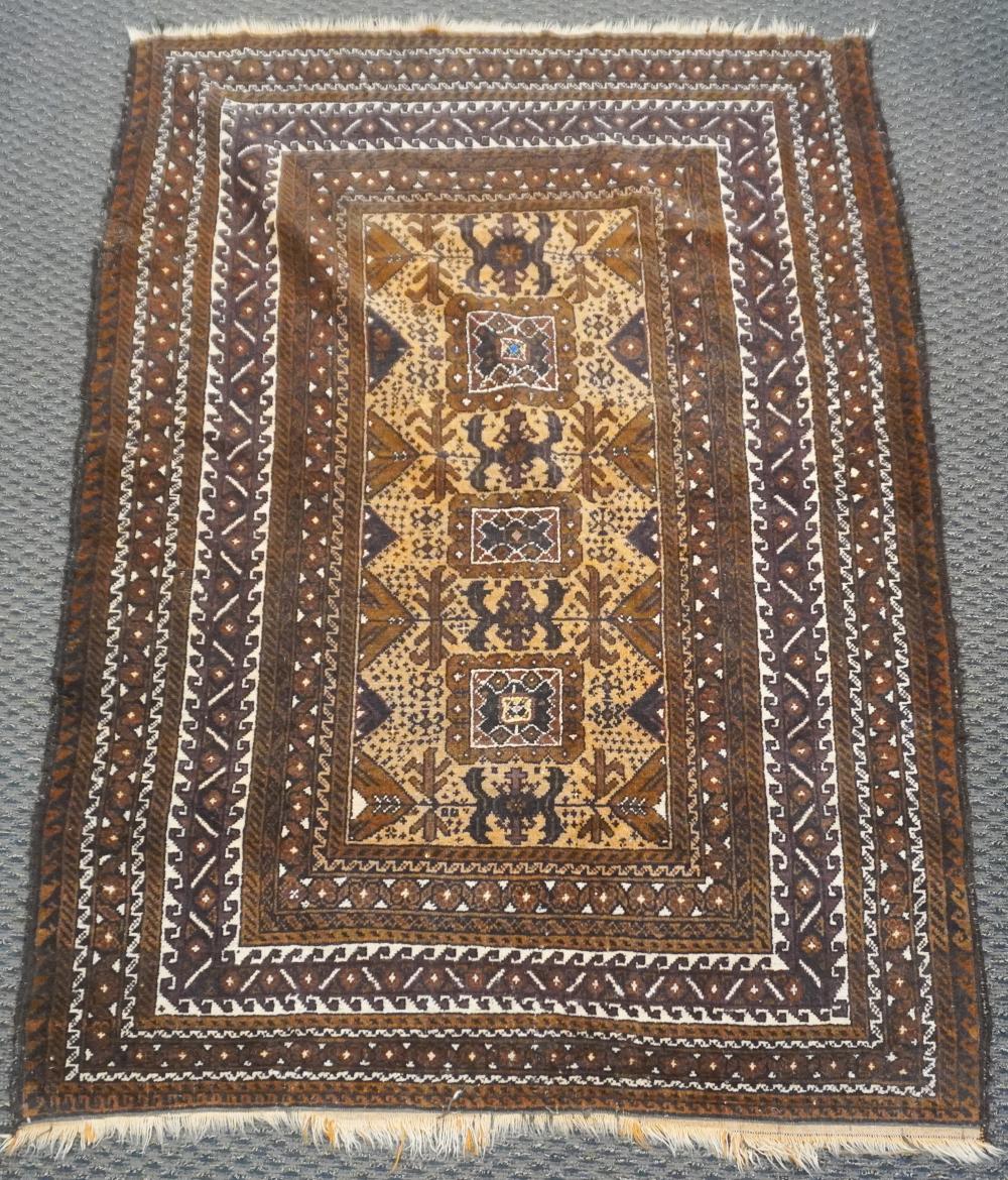 AFGHAN RUG 6 FT 4 IN X 4   2e6686