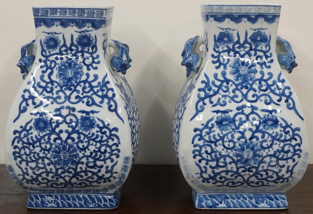 PAIR CHINESE BLUE AND WHITE PORCELAIN 2e6787