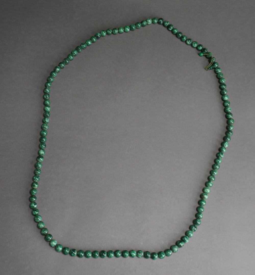 CHINESE GREEN HARDSTONE NECKLACE  2e67ed