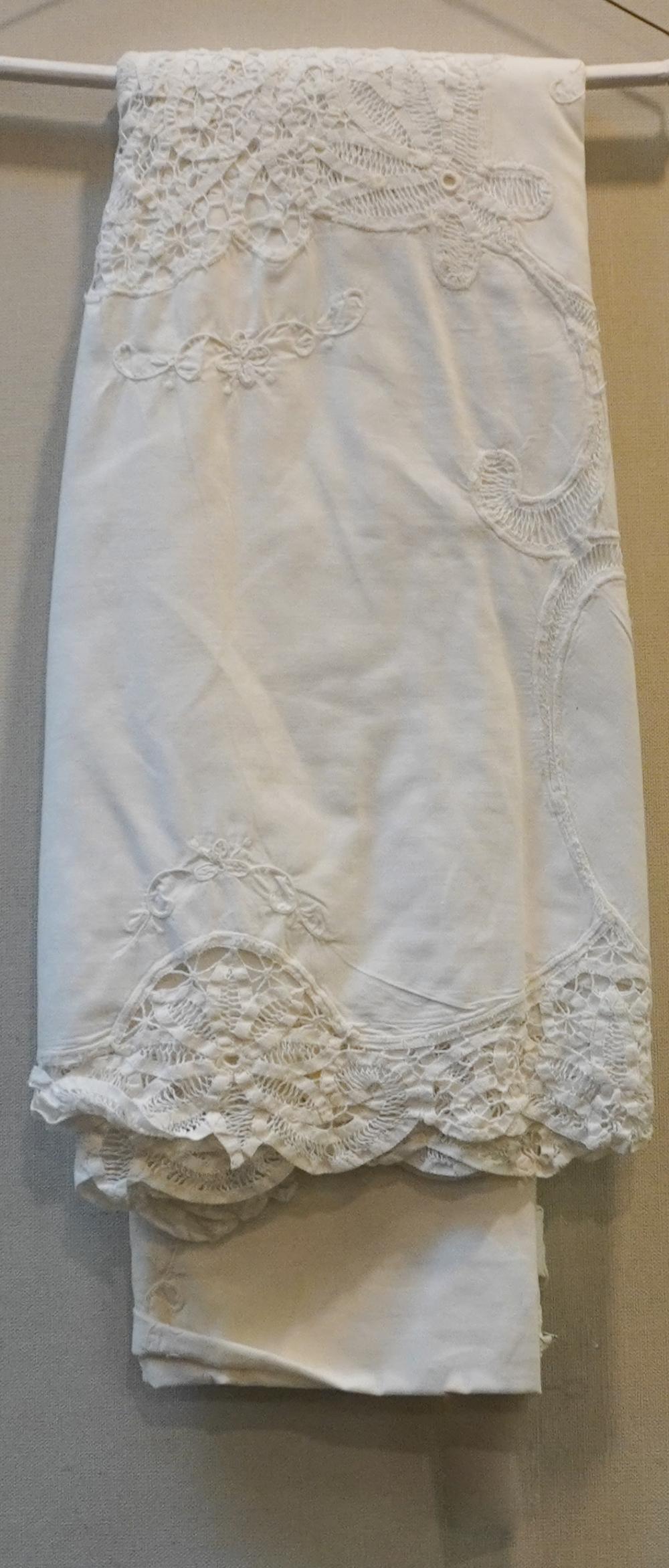 TABLECLOTH WITH FLORAL LACE APPLIQUETablecloth 2e68a6