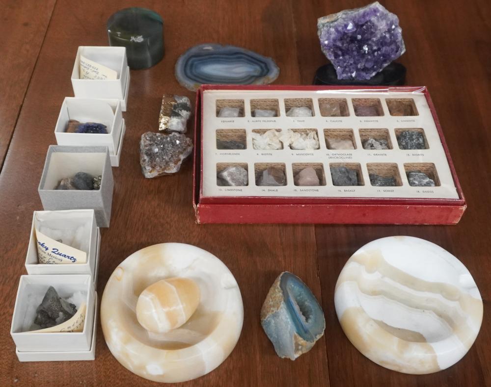 COLLECTION OF GEODES AND OTHER 2e68f9